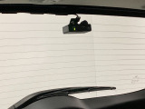 後方にもドライブレコーダーのカメラが付いています。前後両方でお車の周りを監視・記録いたします。