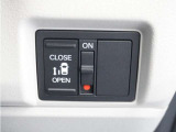 ◆片側電動スライドドア◆狭い駐車場でも乗り降りが楽々♪お子様が隣の車にドアを当ててしまう心配もございません!小さなお子様連れの方もこれで安心。