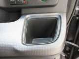 運転席側の手の届きやすい位置にもドリンクホルダーが付いています。