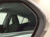 ブラインドスポットモニター(BSM)を装備しています。隣を走る車両が死角に入るとミラー内LEDインジケーターが点灯。さらに、ウィンカーを出すとインジケーターが光って点滅して注意を促してくれます。