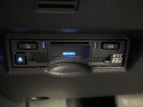 【ETC2.0(DSRC/ITSスポット)】ETCカードを挿入すれば料金所はノンストップで通過できます。ETC限定の割引や、高速道路の情報提供サービスを利用できます。