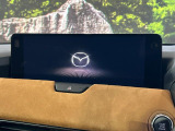 【12.3インチマツダコネクト】車内の雰囲気にマッチした大型ディスプレイ。スマホ接続でのナビ使用やBluetooth再生等、様々な機能が楽しめます。直感的なダイヤル操作が可能で、使い勝手も良好です。
