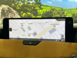 【12.3インチマツダコネクト】車内の雰囲気にマッチした大型ディスプレイ。スマホ接続でのナビ使用やBluetooth再生等、様々な機能が楽しめます。直感的なダイヤル操作が可能で、使い勝手も良好です。