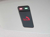 SOSコールスイッチを押すと専門のオペレータに接続し、警察や消防への連絡、緊急車両の手配をサポートしてもらえます。(ご利用にはニッサンコネクトサービスへの加入が必要です。)