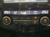 【オートエアコン】一度お好みの温度に設定すれば、車内の温度を検知し風量や温度を自動で調整。暑い&hellip;寒い&hellip;と何度もスイッチ操作をする必要はありません。快適な車内空間には必須の機能ですね♪