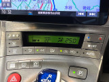 【オートエアコン】一度お好みの温度に設定すれば、車内の温度を検知し風量や温度を自動で調整。暑い&hellip;寒い&hellip;と何度もスイッチ操作をする必要はありません。快適な車内空間には必須の機能ですね♪