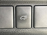 【パワーバックドア】スマートキーや運転席のボタンを押すだけでリアゲートが自動で開閉します!荷物を持っている時や、高い位置にあるバックドアを閉める際に便利な機能です♪