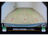 ■リヤビューカメラの映像です。ステアリング連動ガイドラインが、後退時の予想進路を表示し、運転のサポートを致します。