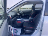 高いホールド性で運転姿勢が安定します。長距離ドライブでも疲れにくいのが魅力です。快適なドライビングライフをお送りください♪