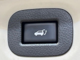 【パワーバックドア】スマートキーや運転席のボタンを押すだけでリアゲートが自動で開閉します!荷物を持っている時や、高い位置にあるバックドアを閉める際に便利な機能です♪