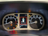様々な車両情報を表示できるTFTマルチインフォメーションディスプレイを中央に配した視認性の高い大型2眼メーターです