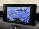 リバースギアに入れるだけで後方の表示へ切り替わります。夜間や雨の日の駐車も楽になりますよ。