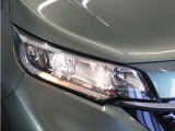 ◆ハロゲンヘッドライト◆暖色系の淡い光が特徴。発熱量が高いため、ヘッドライト上に雪や氷が付着しにくく冬季の走行に適しています。