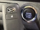 【キーフリーシステム】カバンやポケットに入れたままでもドアの施錠・解錠が可能なスマートキーを装備。エンジンのオン・オフ時もカギを取り出す必要が無いからとっても便利です♪