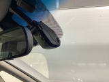 ドライブレコーダーを装備しており、走行中の映像をしっかり記録します。万が一の際の状況確認に役立つ安心装備です。