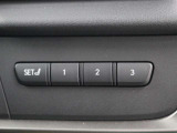 ポジションメモリー付シートです。シートやステアリング、ドアミラーの位置を記録しておくことが出来るのでご家族や複数の方で車を乗られる方には便利な機能です。