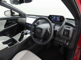 シンプルで使いやすいデザインの運転席です。