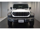 Jeep伝統の丸目のヘッドライトにセブンスロットグリルで一目でJeepだとわかりますね!