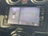 【全方位モニター】まるでクルマを真上から見下ろしたかのような視点で駐車をサポートします!クルマの斜め後ろや真横など、前後左右の4つのカメラの映像が合成されて、モニターに映し出されます。