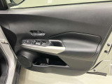 【運転席ドア】ボトルホルダーや収納ポケットが付いているので運転席周りもスッキリ保てます★