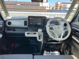 シンプルで実用的なインパネ。車速など情報を表示する【ヘッドアップディスプレイ】を搭載。