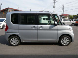 両面スライドドアとなっております!狭い場所に駐車した時に安心して横にスライドして乗り降りできますよ!