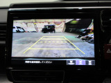 バックカメラの画像です。ガイドラインがスムースな車庫入れをサポートいたします。車庫入れの安心感がアップしますね。