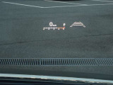 カラーヘッドアップディスプレイ付き。少ない視線移動で情報を確認できるので、運転の疲労軽減に繋がりますよ♪
