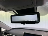 デジタルインナーミラー付き。後方視野角が広く、後席に同乗者がいても後方を確認しやすく安心です。