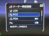 【プリクラッシュセーフティ】前方の車両等を検知し、衝突しそうな時は警報で注意を促し、ブレーキを踏む力をサポート。ブレーキを踏めなかった場合は衝突被害軽減ブレーキが作動、衝突回避をサポートします。