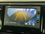リバースギアに入れるだけで後方の表示へ切り替わります。夜間や雨の日の駐車も楽になりますよ。