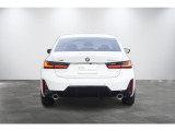 ワイド&ローが強調されたリアスタイリング。水平基調のテールライトが、次世代BMWのアイデンティティを主張します。