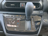 フルオートエアコン搭載。温度設定だけで、車内はいつも快適な空間を維持できます。