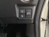 ハンドルの右側にはヘットライトリベライザーとHondaセンシング用のメインスイッチがついています。ヘッドライトリベライザーは道路状況や積荷の加重に応じてライトの高さを調節できます。