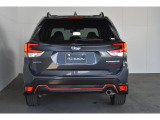 スバルの4WD(AWD)は直進安定性に優れ、日常走行から高速走行まで、さまざまなシーンで安心感に満ちた走りが愉しめます。それは悪路や泥道など左右のタイヤの路面状況が異なるシーンでも変わりません。