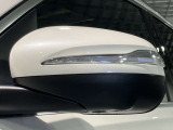 ウィンカー内蔵ドアミラーを開発したのは『メルセデス・ベンツ』です。他車からの視認性が高まり、事故の可能性を低減させています。更に、点灯部分はドライバーの視界に入らないように設計されています。