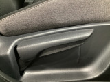 運転席にはドライバーの体型や好みに応じて前後方向だけでなく、高さの調整ができるシートリフターを装備!