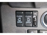 スライドドアの開閉は、ドアハンドルはもちろん運転席からのスイッチ操作でも可能です。お子様の送迎時の乗り降りも一段と楽になります。