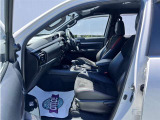 高いホールド性で運転姿勢が安定します。長距離ドライブでも疲れにくいのが魅力です。快適なドライビングライフをお送りください♪