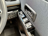 運転席側のドア部。こちらのスイッチでドアミラーの角度調整やパワーウィンドーの操作が可能になります。