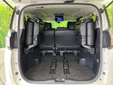 普段のお買い物や通勤、送迎等に十分な荷室スペースを確保しております。3列目を跳ね上げると、大きな荷物の積載も可能です♪