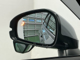 ブラインドスポットインフォメーションは走行中、斜め後ろに車両を感知すると、ドアミラー上のマークを点灯してお知らせします