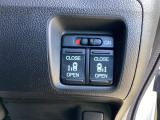 両側に電動スライドドアを採用しており、ボタン操作でスムーズに開閉が可能。狭い場所でも乗り降りしやすく、お子さま連れや荷物が多い時にも便利な装備です。