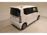 後部座席とリヤはプライバシーガラスになっています。座っている人や置いてある荷物が見えにくくなっているのでプライバシーの確保が出来ます。