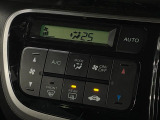 【オートエアコン】一度お好みの温度に設定すれば、車内の温度を検知し風量や温度を自動で調整。暑い&hellip;寒い&hellip;と何度もスイッチ操作をする必要はありません。快適な車内空間には必須の機能ですね♪