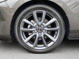 18インチ純正アルミホイールを装備。タイヤサイズは215/45R18となります。