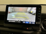 リバースギアに入れるだけで後方の表示へ切り替わります。夜間や雨の日の駐車も楽になりますよ。