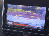 【バックカメラ】駐車時に後方がリアルタイム映像で確認できます。大型商業施設や立体駐車場での駐車時や、夜間のバック時に大活躍!運転スキルに関わらず、今や必須となった装備のひとつです!