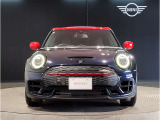 MINIのフロントグリルのデザインはイギリスで生まれた当初から、シルバーのサイドバーが折り重なった伝統的なデザインで御座います。その伝統はBMWのお車になってからでも少しずつ形を変えて守られております