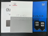 スマートキーは鍵をバッグに入れたままでもドアロックの開閉やエンジンのON・OFFができます。夜間や雨の日も鍵を探さなくて良いので便利です。
